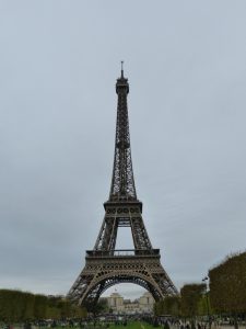 Der Eiffelturm vom Champ de Mars